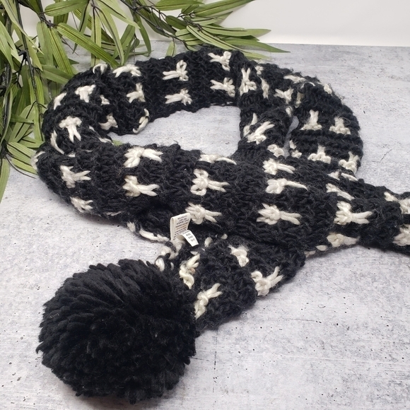 Old Navy | Black and White Knit Pom Pom Scarf - Picture 3 of 4